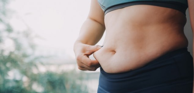 Por que algumas pessoas emagrecem e continuam com barriga? Médico explica o que a balança não mostra